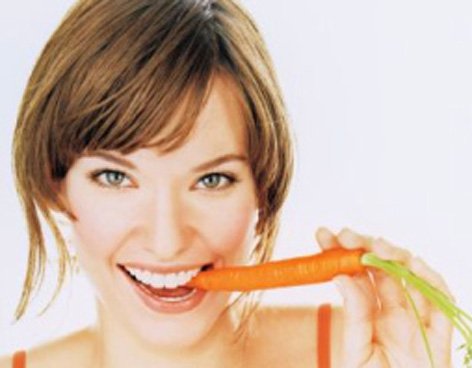 Mujer comiendo Zanahoria