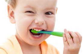 niña cepillandose los dientes