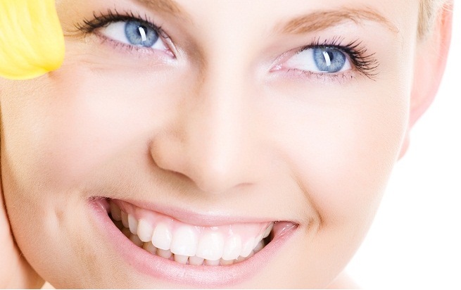 Mujer Sonriendo implantes dentales